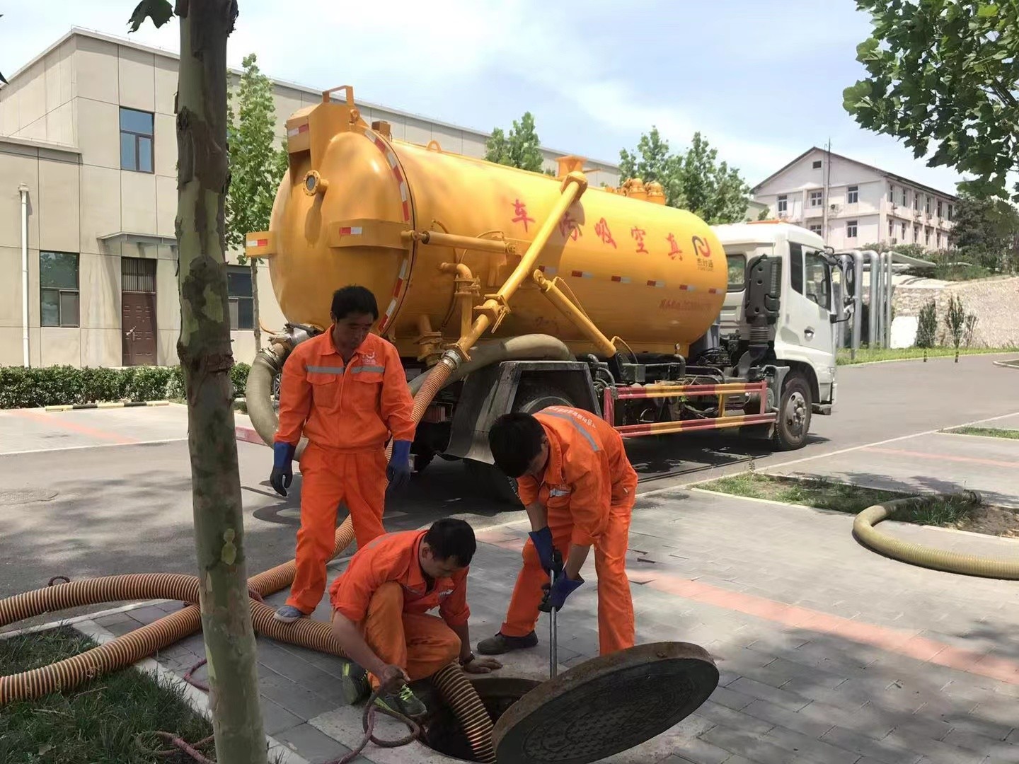 岗巴化粪池清理与5-8吨吸粪车施工效率分析